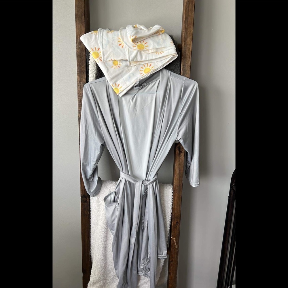Mama maternity gown & matching swaddle hat set